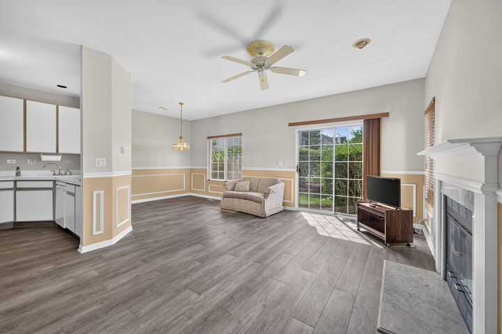 Property Photo: 319 Windsor Court B IL 60177