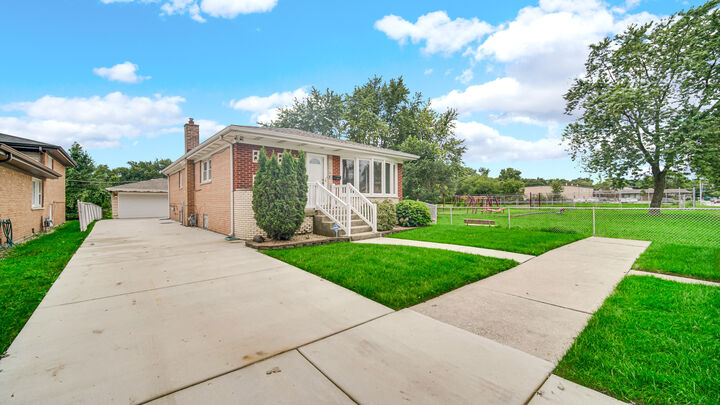 Property Photo: 923 E 158th Street IL 60419