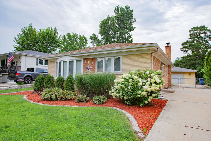Property Photo: 711 Schiller Street IL 60143