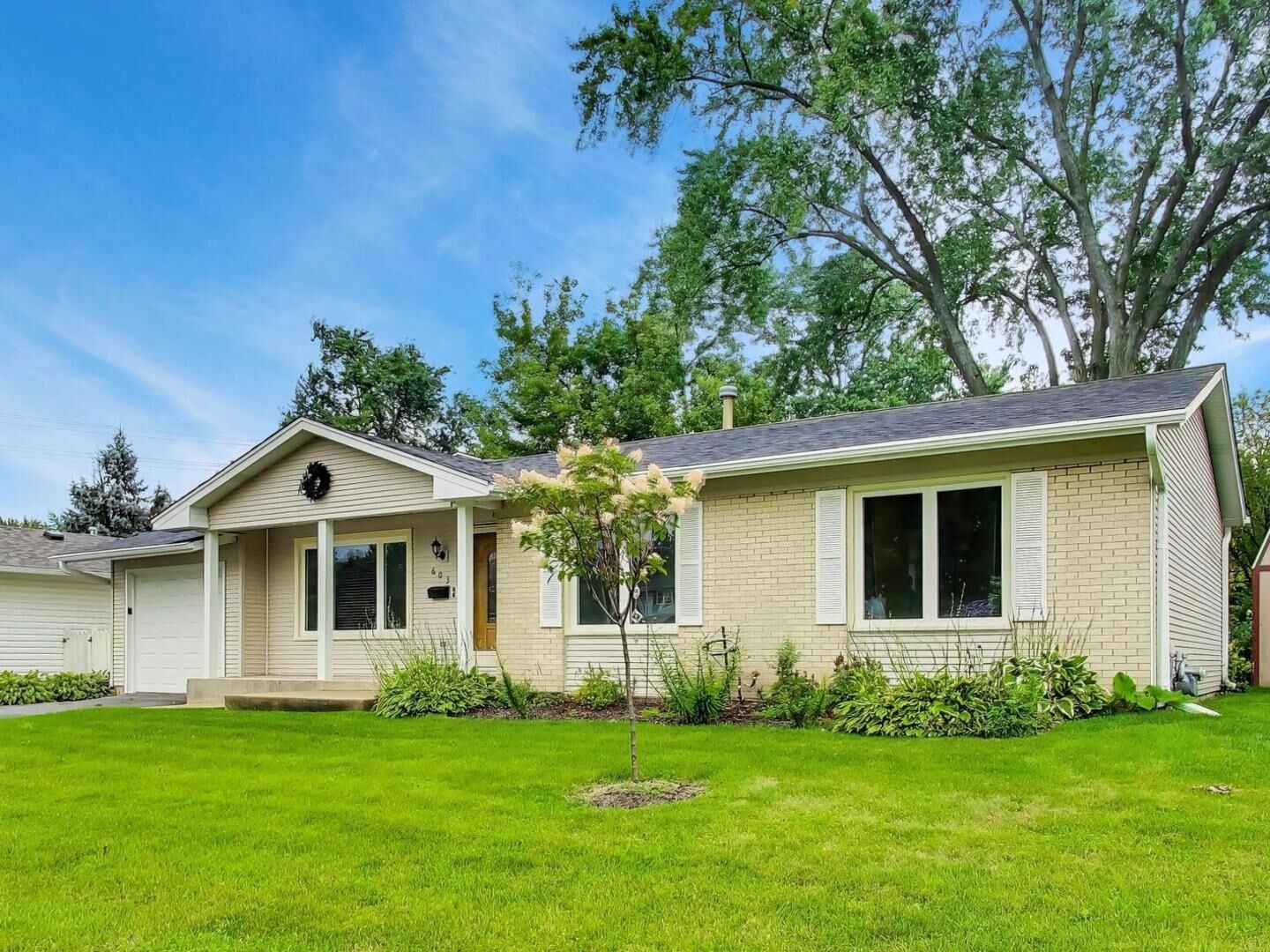 Property Photo: 603 Chelmsford Lane IL 60007