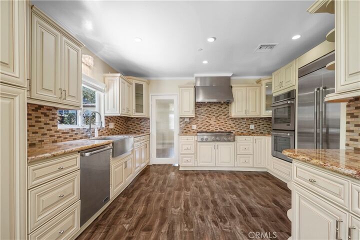 Property Photo:  1025 E San Jose Ave  CA 91501 