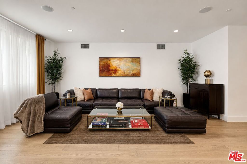 Property Photo:  1304 Roxbury Drive 202  CA 90035 