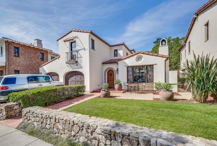 Property Photo:  