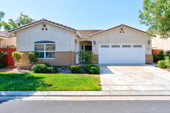 Property Photo: 2913 Las Flores Circle CA 93635