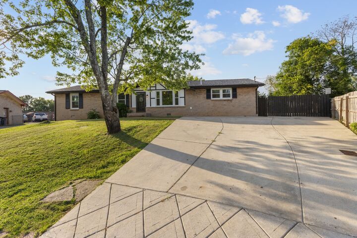 Property Photo:  105 Donna Ct  TN 37075 