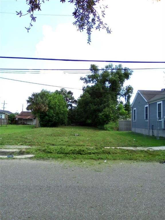 Property Photo: 2027 Deslonde Street LA 70117