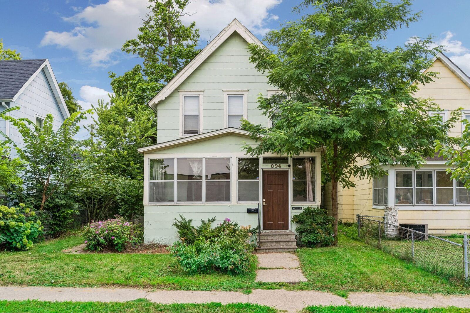 Property Photo:  894 Beech Street  MN 55106 