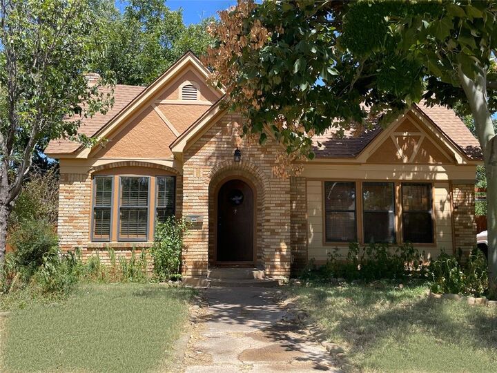 Property Photo: 3915 Meadowbrook Drive TX 76103