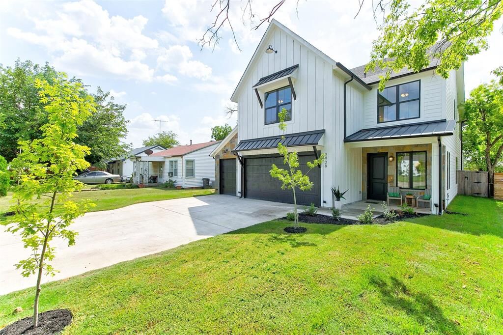 Property Photo:  2928 Livingston Avenue  TX 76110 
