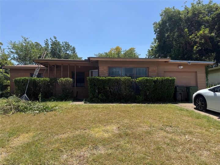 Property Photo: 2204 Cloverdale Street TX 76010