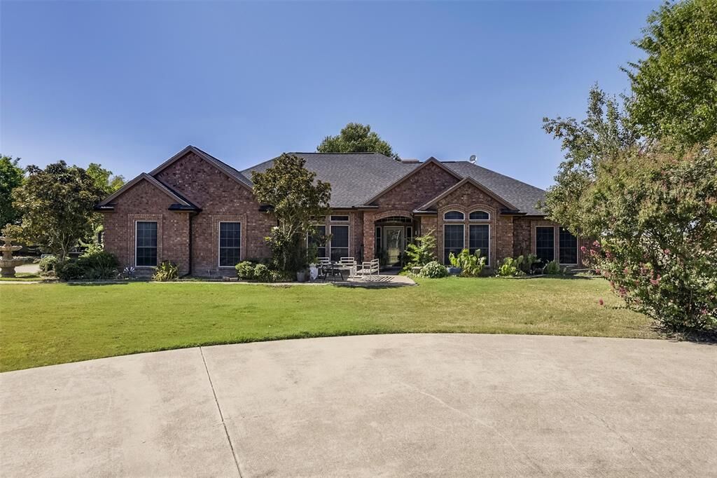 Property Photo: 137 Cactus Road TX 75165