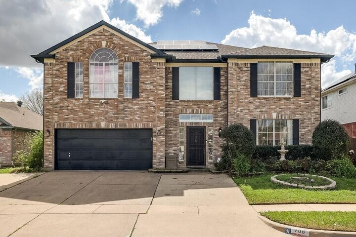 Property Photo: 706 Gentry Drive TX 76018