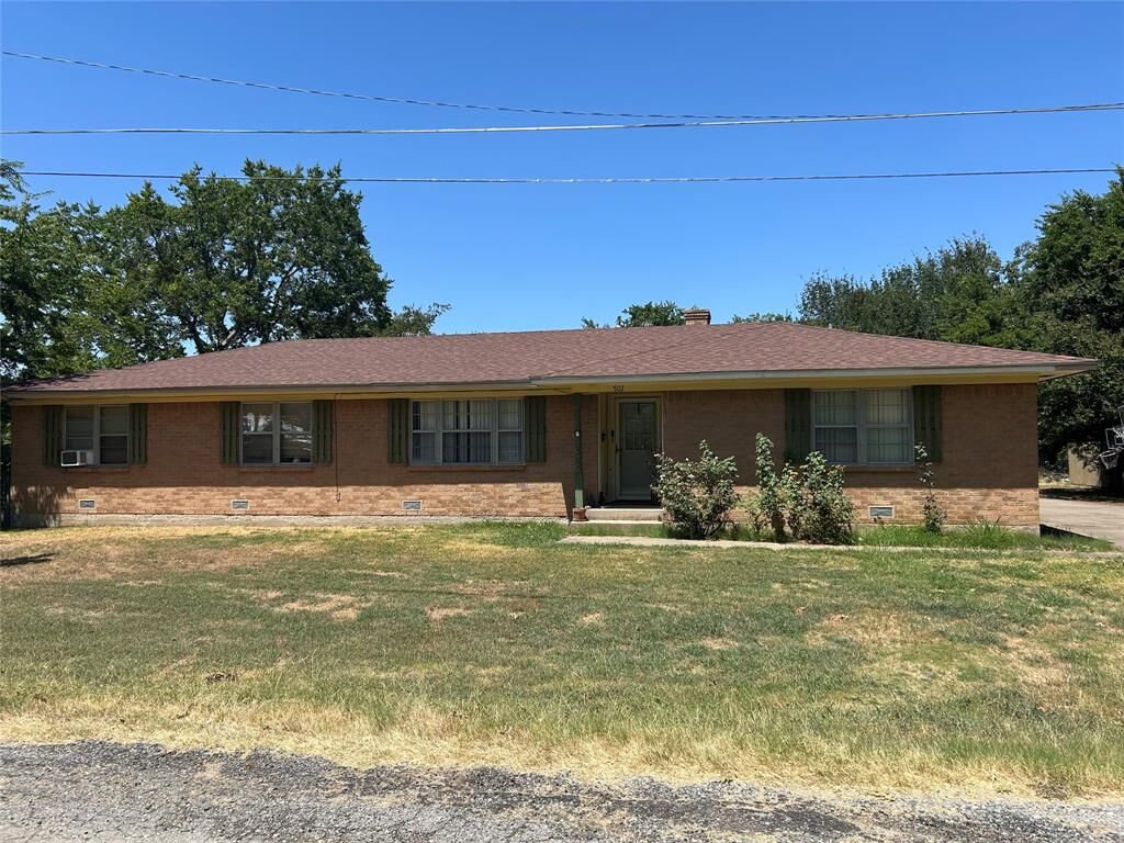 Property Photo: 502 W Wrenn Street TX 75479