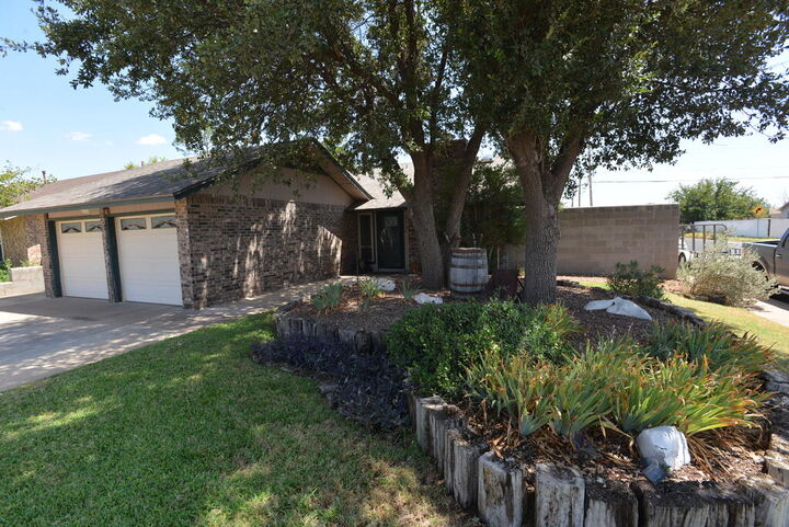 Property Photo:  310 50th St  TX 79762 
