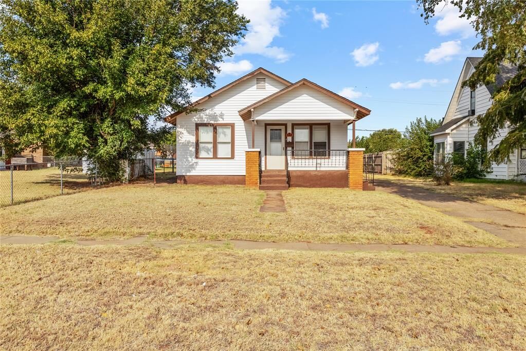 Property Photo: 322 S 13th Street OK 73601