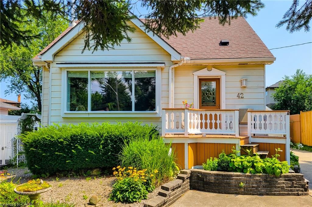 Property Photo:  42 Lake Avenue N  ON L8E 1L3 