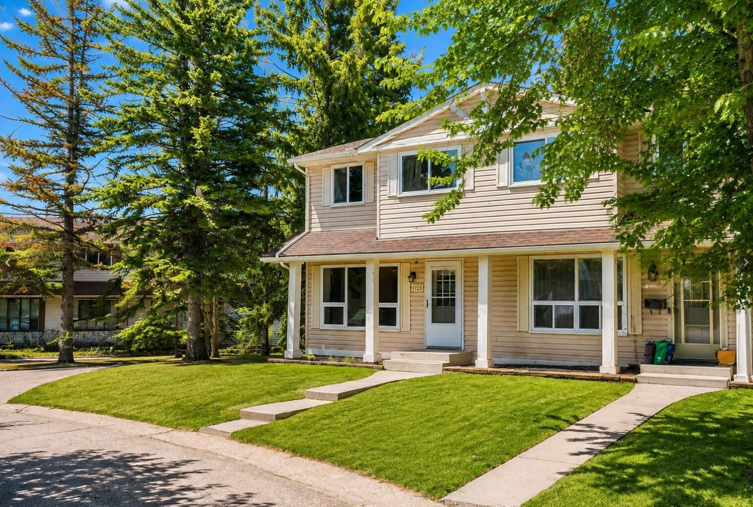 Property Photo: 174 Woodmont Terrace SW AB T2W 4Z4