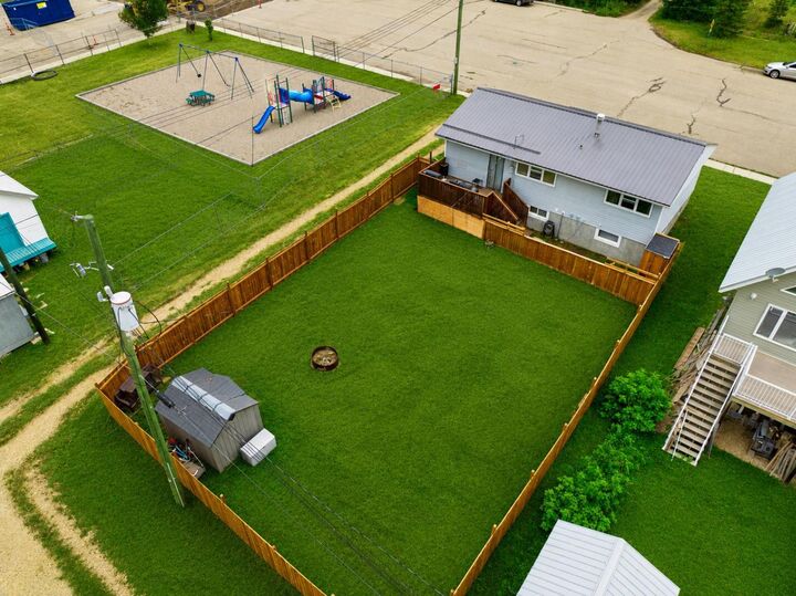 Property Photo:  201 1 Avenue  AB T0M 2B0 
