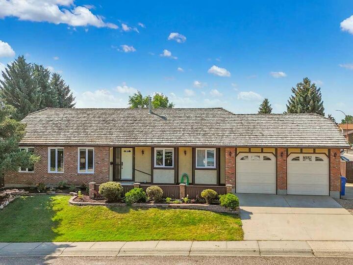 Property Photo: 5 Ross View Bay SE AB T1B 3H9