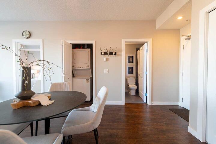 Property Photo: 607 17 Avenue NW 403 AB T2M 0N6
