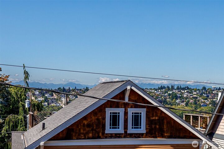 Property Photo:  1909  10th Avenue W 201  WA 98119 