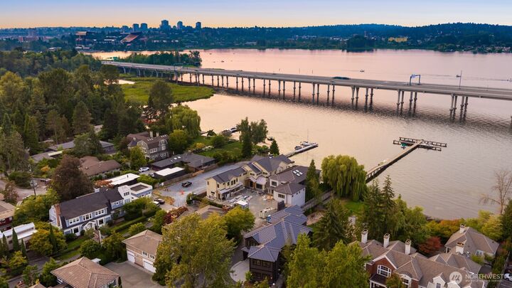 Property Photo:  2544  39th Avenue E  WA 98112 
