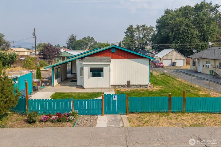 Property Photo:  322  3rd Avenue SE  WA 98851 