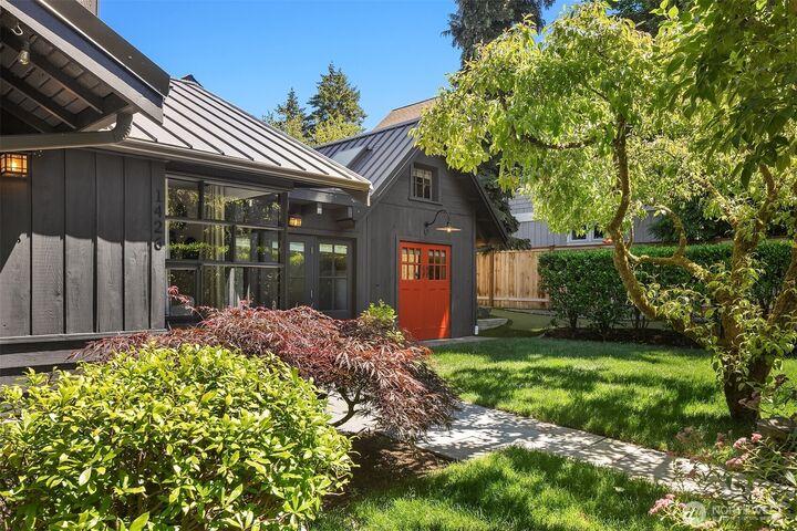 Property Photo: 1426 37th Avenue E WA 98112