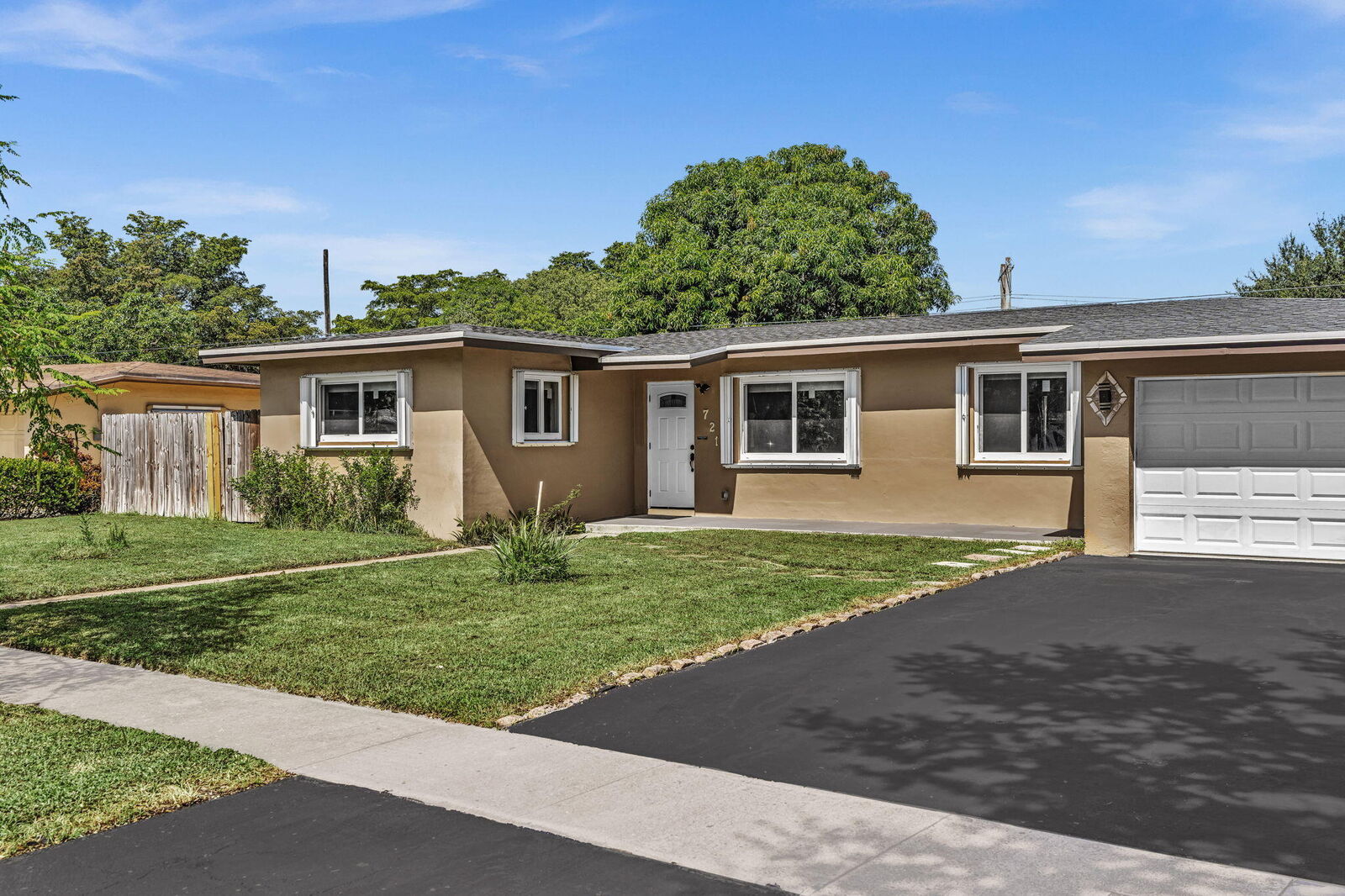 Property Photo: 721 Fairway Drive FL 33317