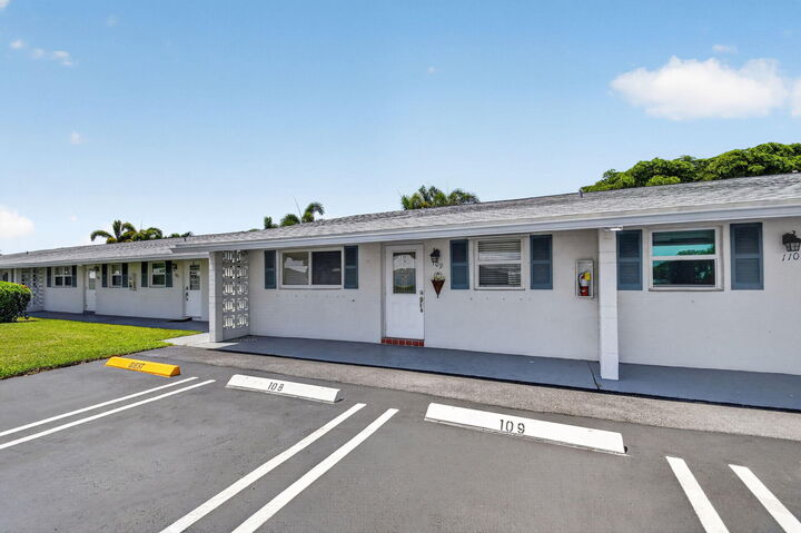 Property Photo:  701 SW Lake Court 109  FL 33426 