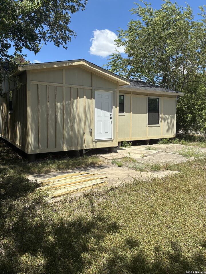 Property Photo: 902 Aaron Pl TX 78221