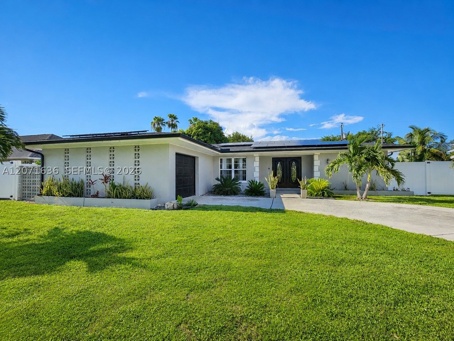 Property Photo:  1419 Shelby Pwky  FL 33904 