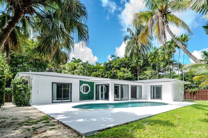 Property Photo: 1825 Alamanda Dr FL 33181