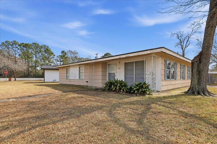 Property Photo:  1709 Robin  TX 77632 