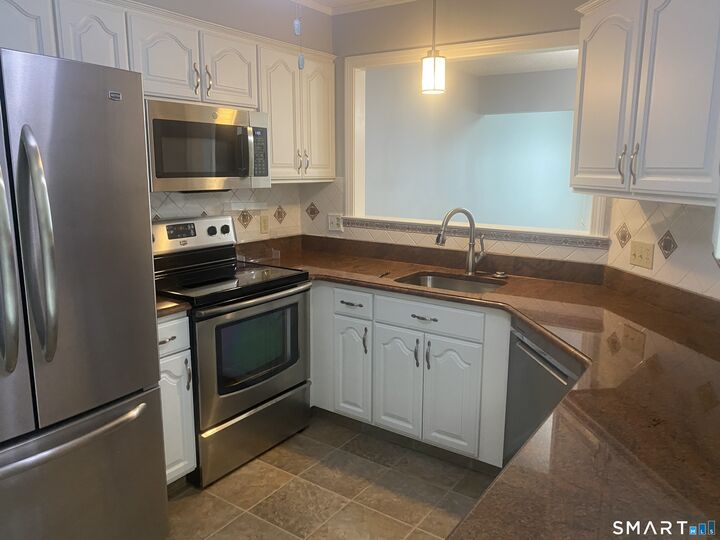 Property Photo:  884 Glacier Way 884  CT 06489 