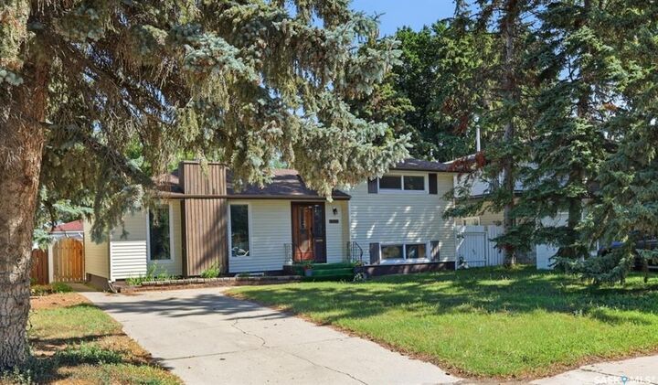 Property Photo:  2509 Taylor Street E  SK S7H 1W9 
