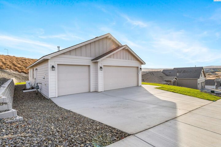 Property Photo: 2837 S Osborne St WA 99338