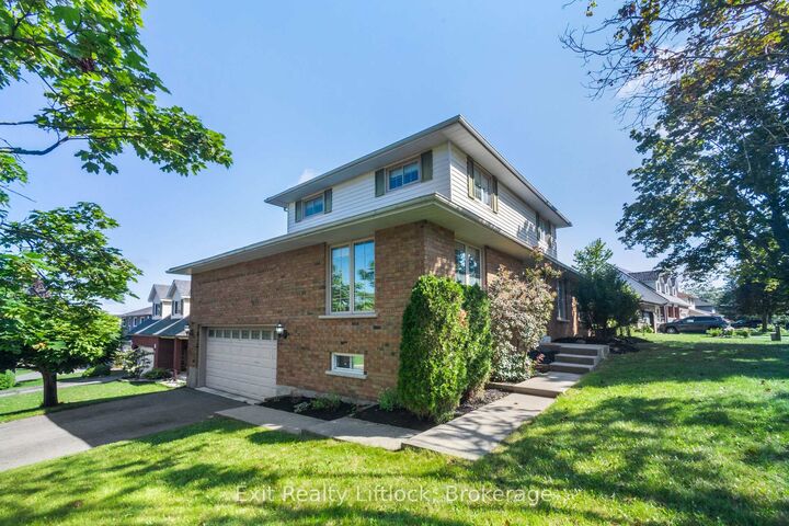 Property Photo: 958 Smithside Court ON K9J 8E2
