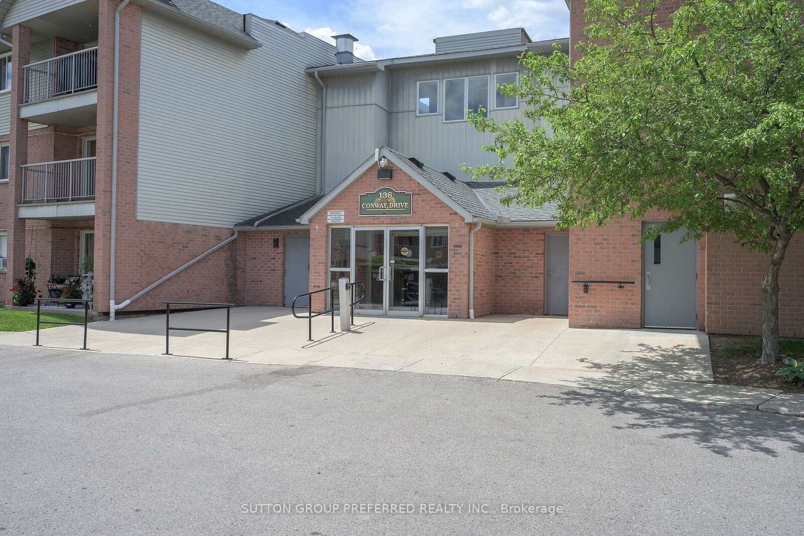 Property Photo: 136 Conway Drive 52 ON N6E 3N1