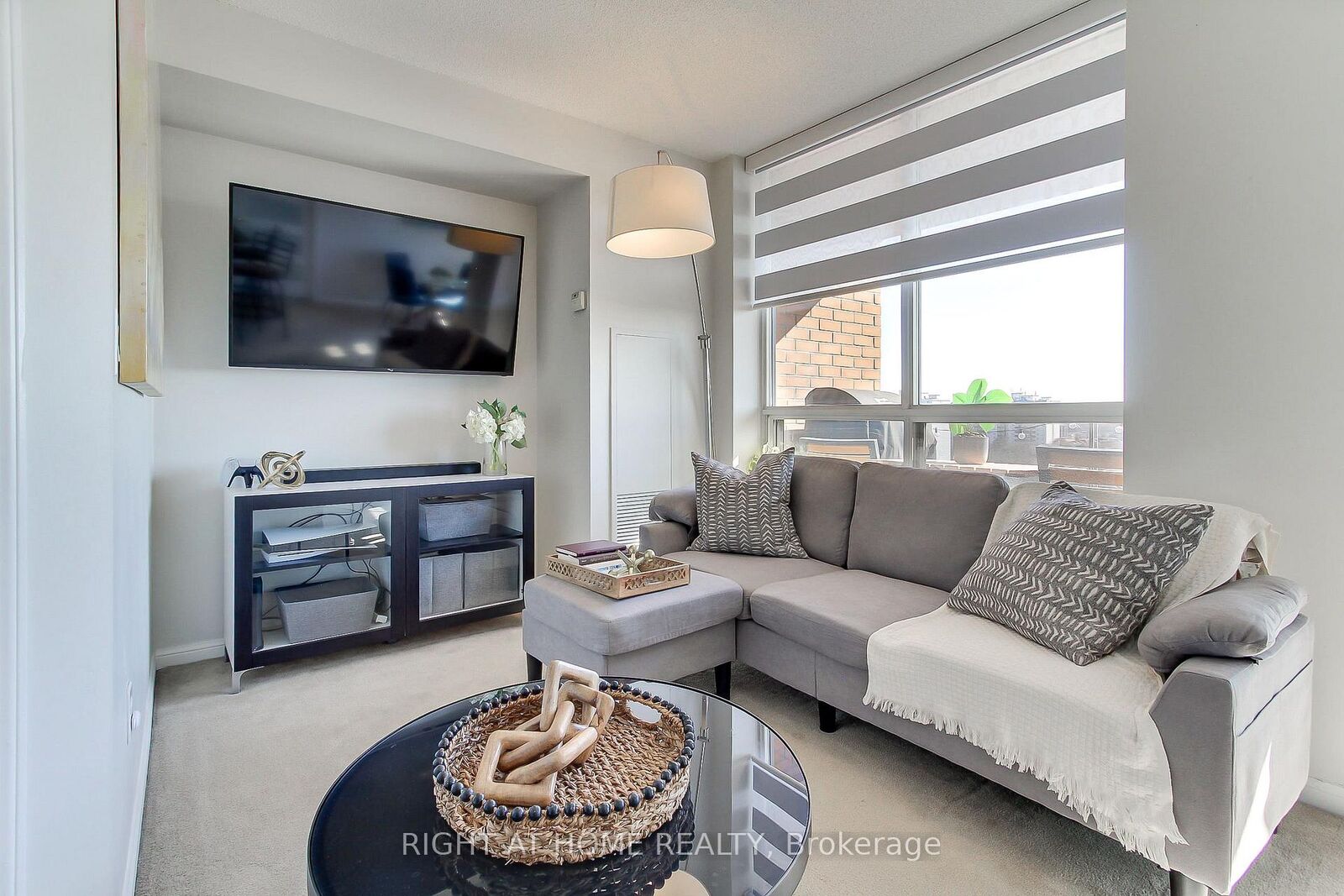 Property Photo: 1140 Parkwest Place 1002 ON L5E 3K9
