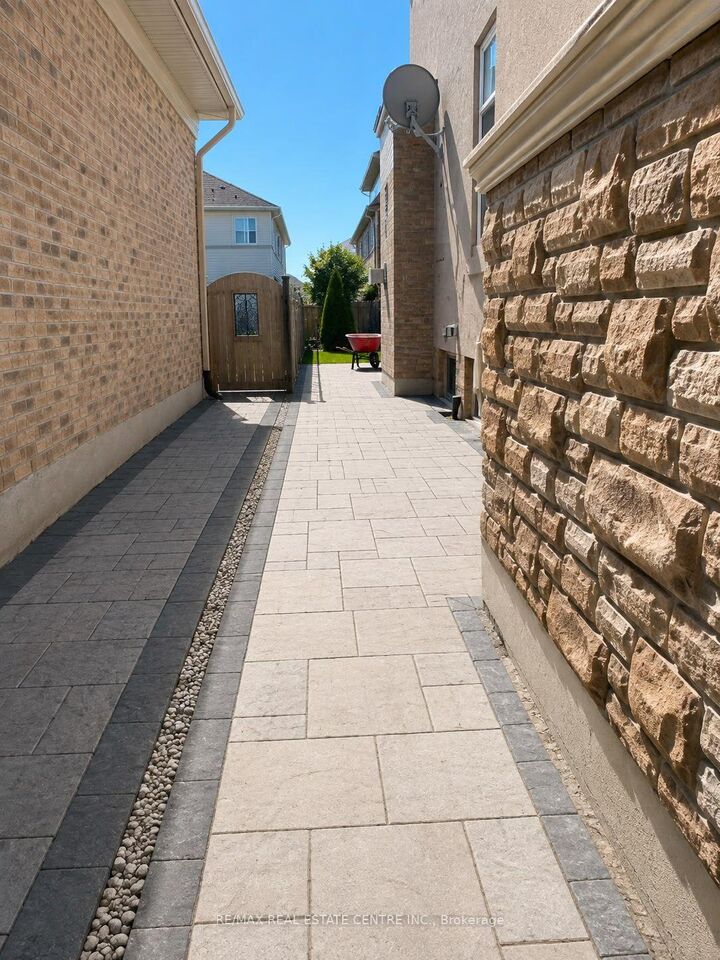 Property Photo:  10 Virtue Crescent Lower  ON L4H 4C3 