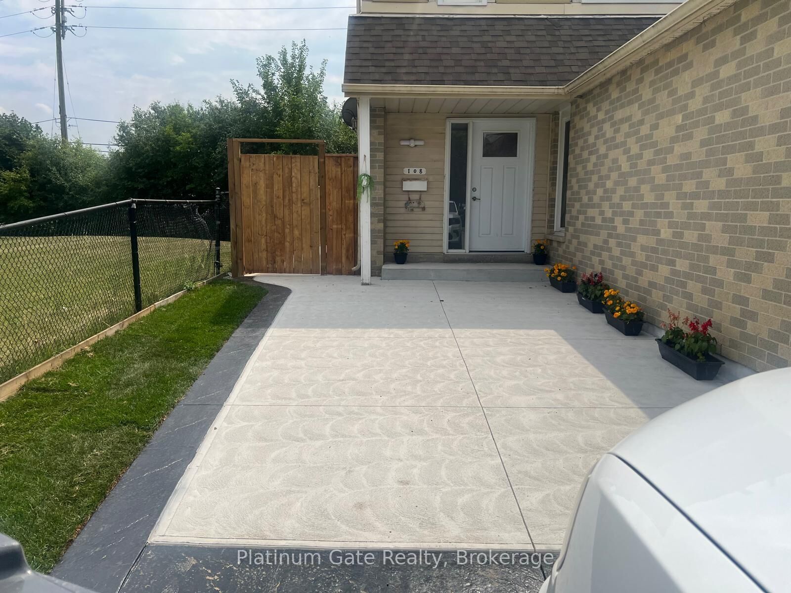 Property Photo:  108 Courtleigh Square  ON L6Z 1J3 