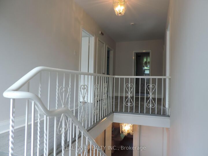 Photo de la propriété: 616 Briar Hill Avenue ON M5N 1N2