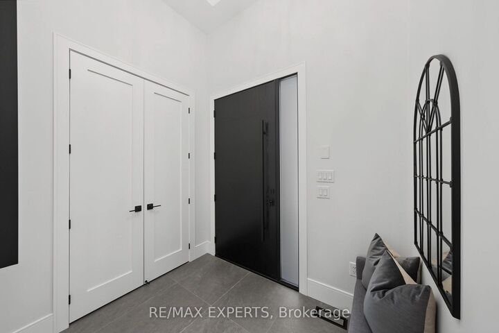 Property Photo:  1062 Alexandra Avenue Main  ON L5E 1Z8 