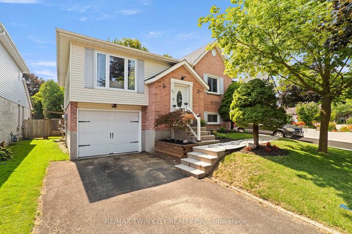 21 Golden Meadow Crescent — photo 1