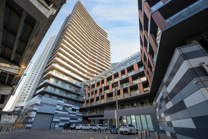 Property Photo:  20 Bruyeres Mews 802  ON M5V 0G8 