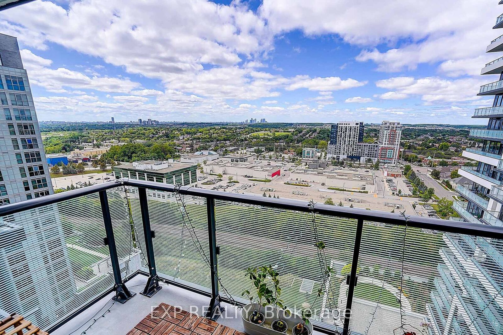 Property Photo:  105 Oneida Crescent 1811  ON L4B 4H6 