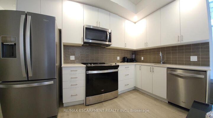 Property Photo: 3220 William Coltson Avenue 607 ON L6H 7X9