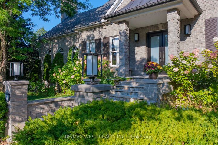 5 Humberview Drive — photo 1