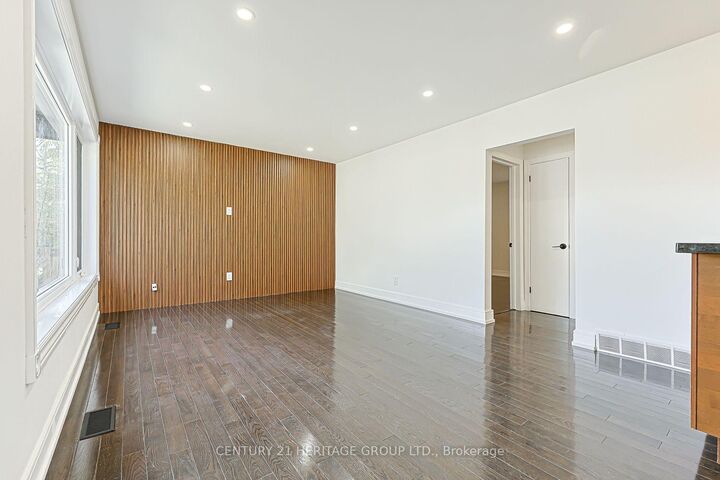 Property Photo: 314 Wenlock Avenue ON L4C 1M7